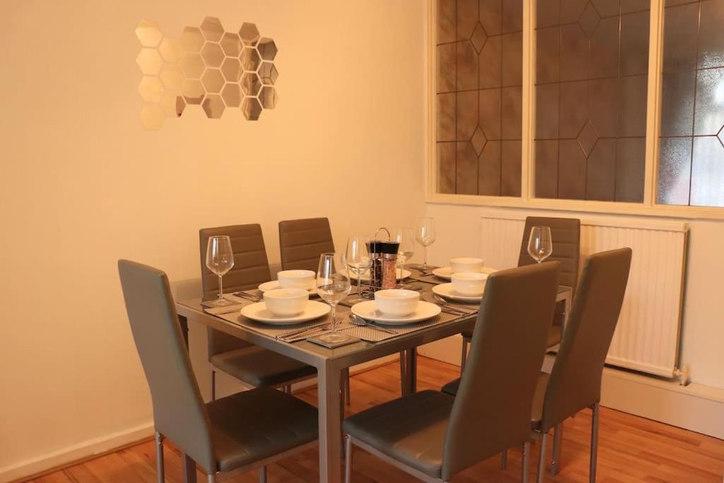Lovely Staycation With Family Free Parking & Wifi Leeds  Exterior foto